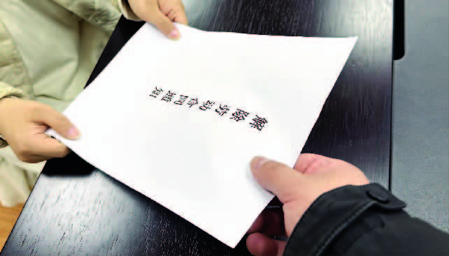 女子称拒绝调岗后被强制离职,调岗不成踢出群聊