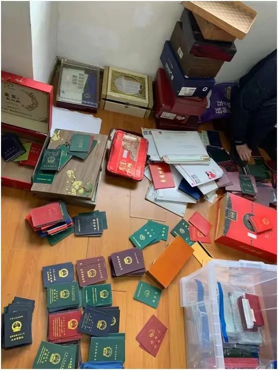 女主播买“*证假**”减龄只为吸引“榜一大哥”，女子公然在朋友圈叫*身卖**份证不到两周落法网！