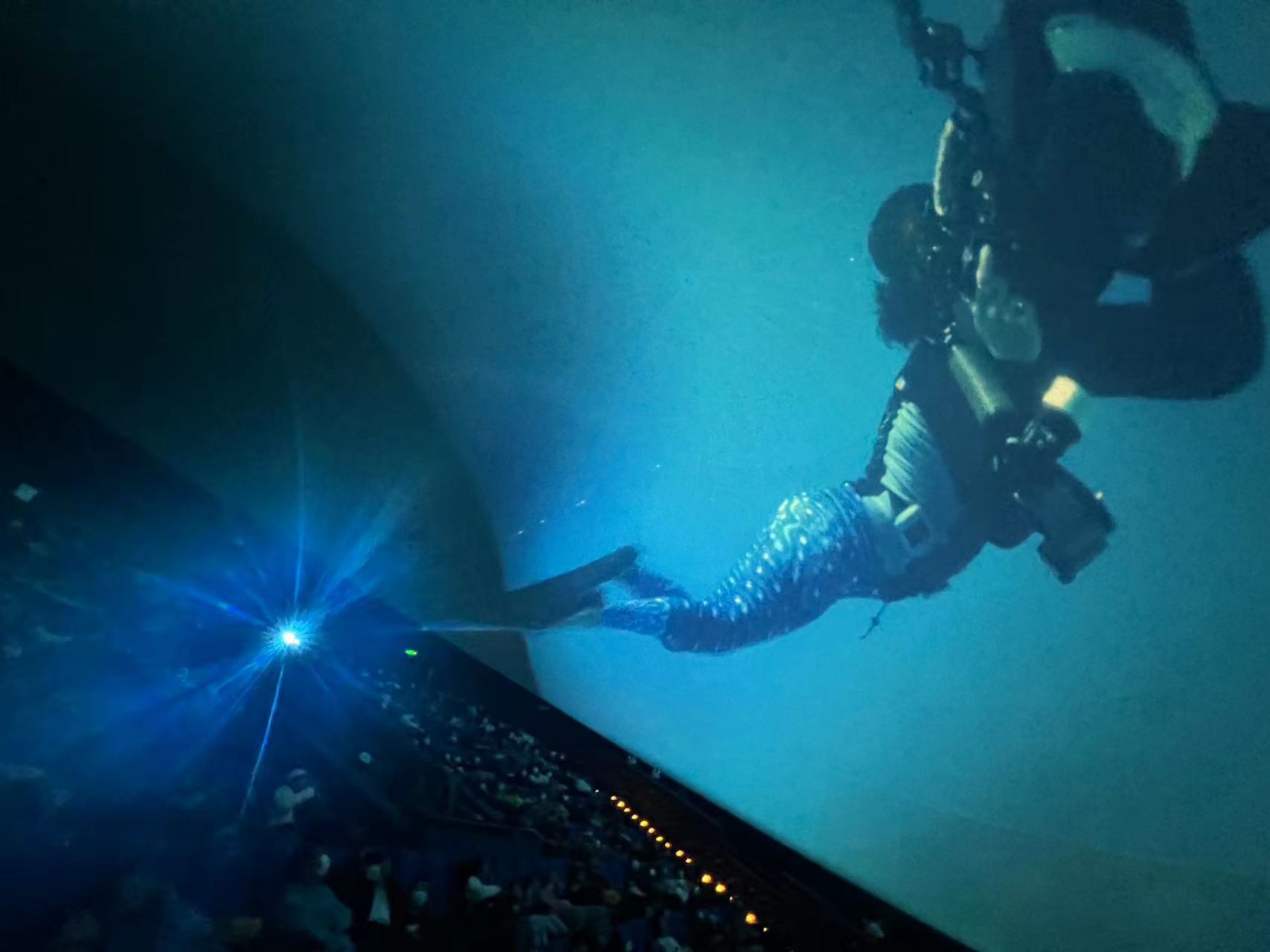 上海科技馆闭馆改造前最后一天：古董放映机完美谢幕，游客期待“小别”后闪亮归来