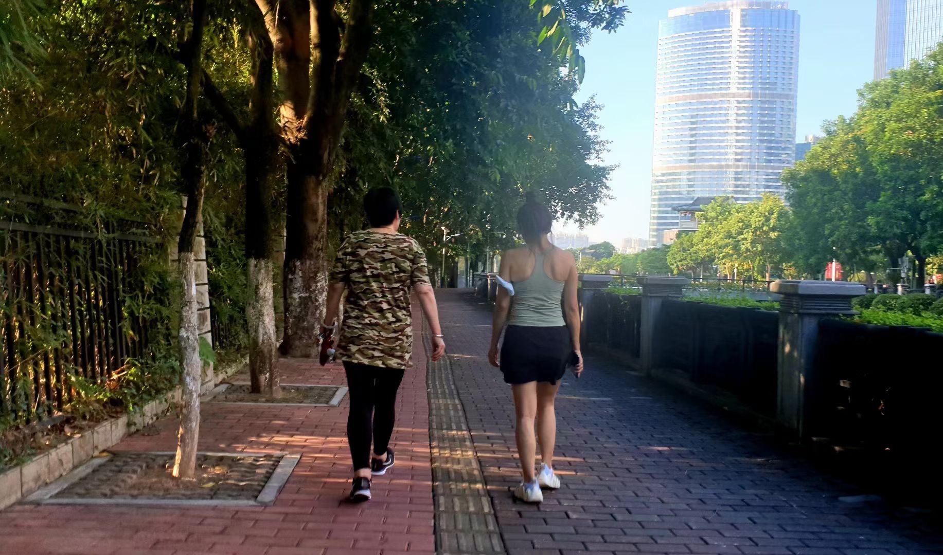 60岁退休教师做保洁月薪3000,60岁退休教师干保洁好吗