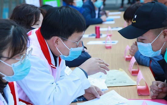 从一个人到两个人到一群人,从一群人到一个人独来独往