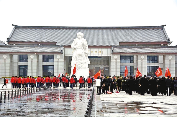 驻马店清明祭英烈视频,驻马店四中清明祭奠革命先烈