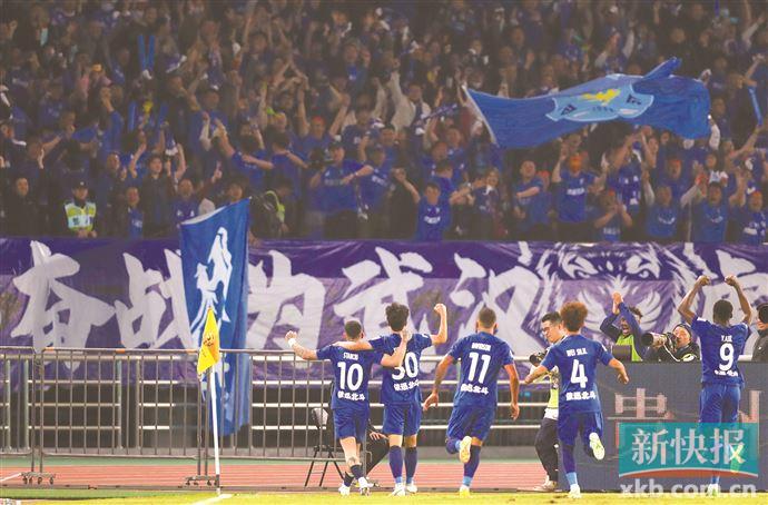 武汉三镇首捧中超盃,中国足球超级杯决赛武汉三镇