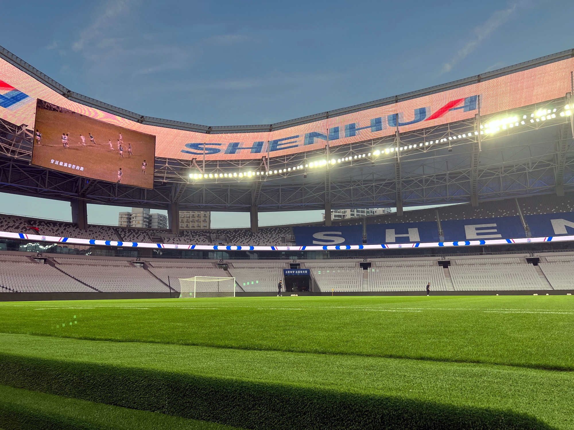 八万人客场申花球迷助威,上海申花八万人体育场震撼场面