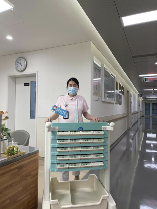 她的膝盖跪紫了，网友希望她“万紫千红”……