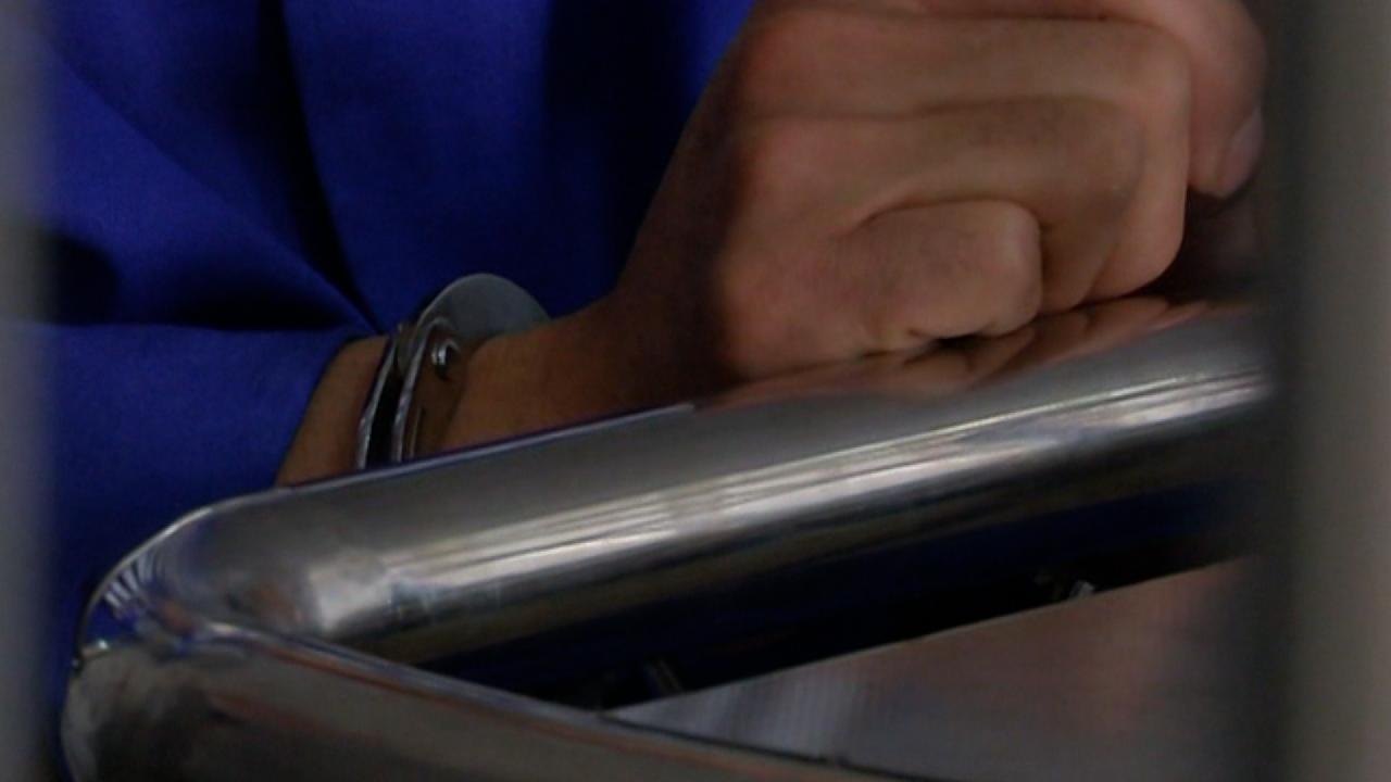 男子利用平台漏洞敛财80万被捕,上海男子非法经营获利百万被抓