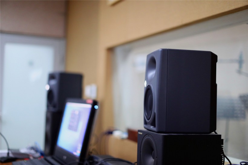 6.5寸德系高品质近场监听的新标杆——Neumann诺音曼KH150监听音箱试听和简评