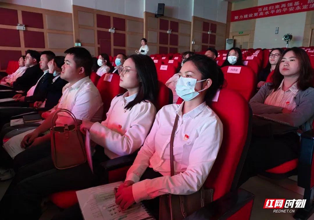 永定区教育年轻干部要扣好廉洁从政“第一粒扣子”