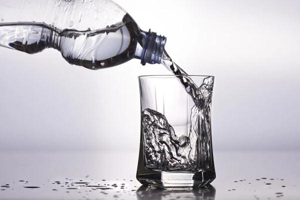 男性长期喝茶与喝白开水哪样更好,长期喝白开水和长期喝茶哪种好