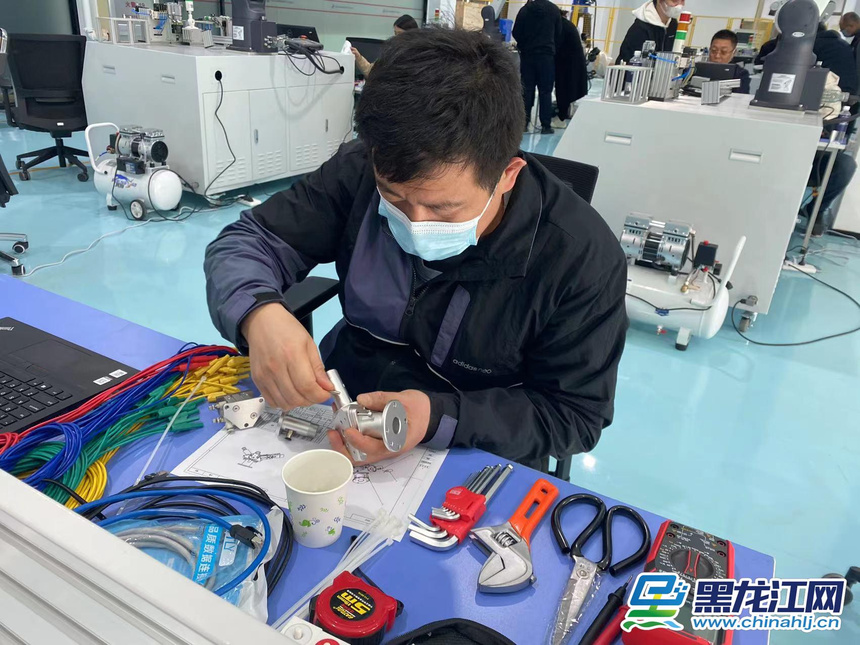 【对话裁判长】工业机器人项目裁判长谭庆吉：技能竞赛是推动高技能人才队伍建设的重要抓手