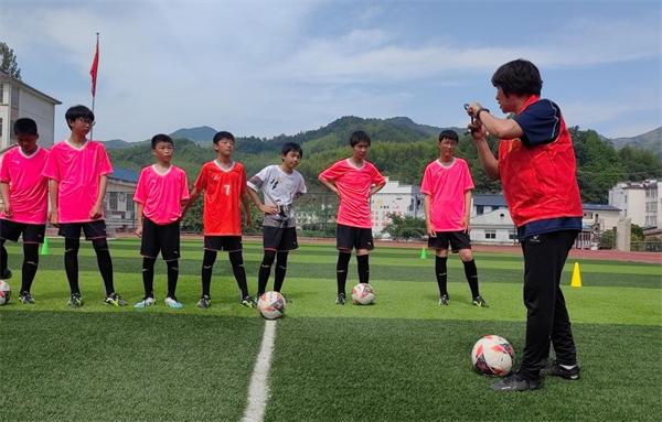 爱心公益行走进乡村,博爱之花