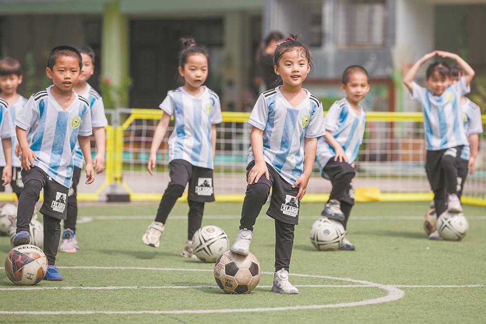 足球给人带来的快乐永远无法想象,足球给我们带来快乐