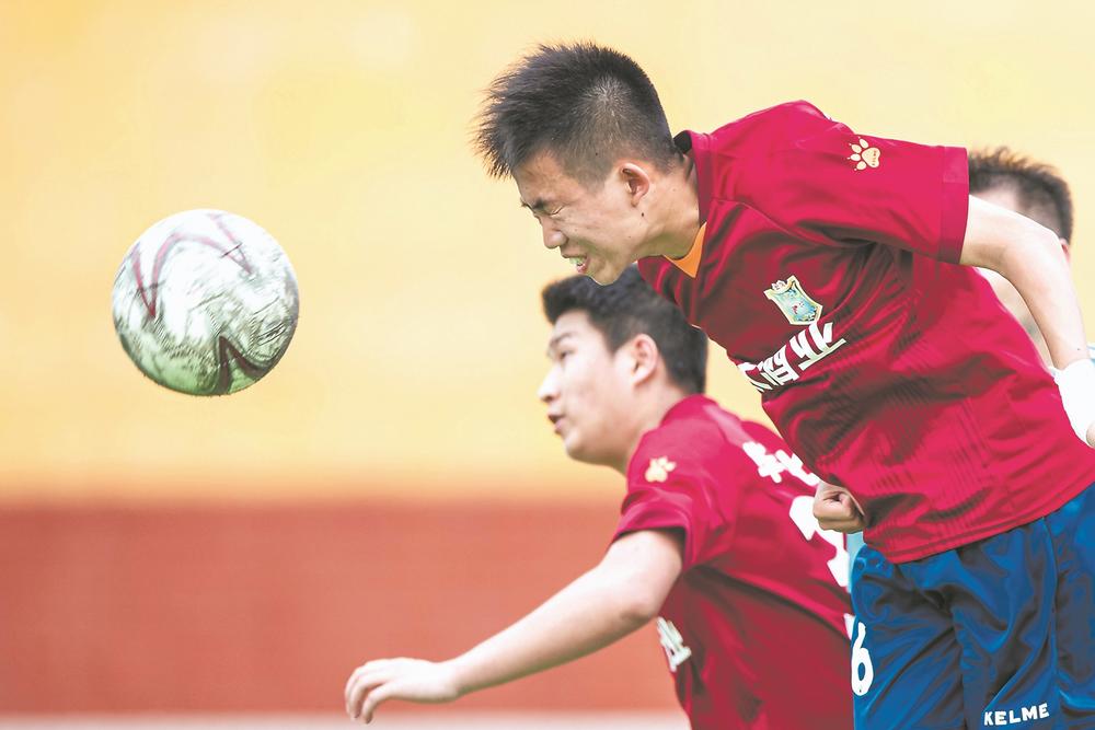 足球给人带来的快乐永远无法想象,足球给我们带来快乐