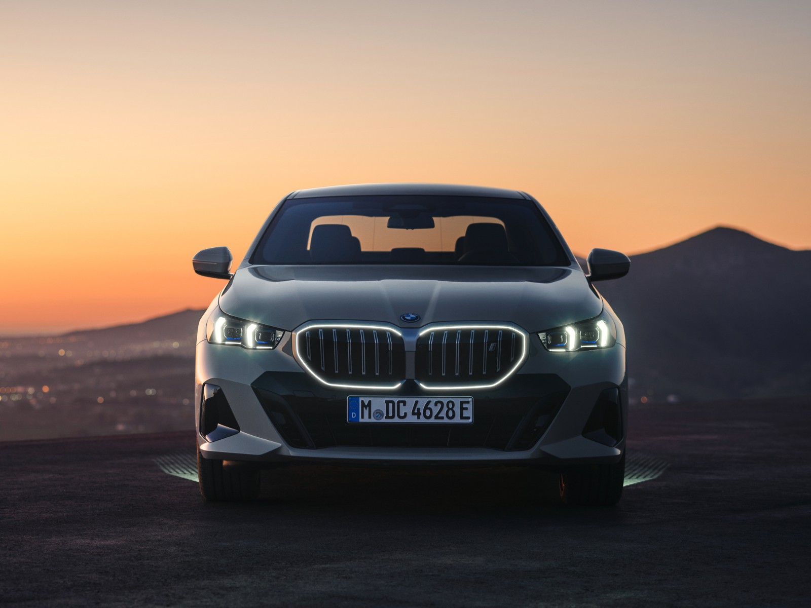 宝马5系大鼻孔两门轿跑敞篷四座,新款宝马5系外观图