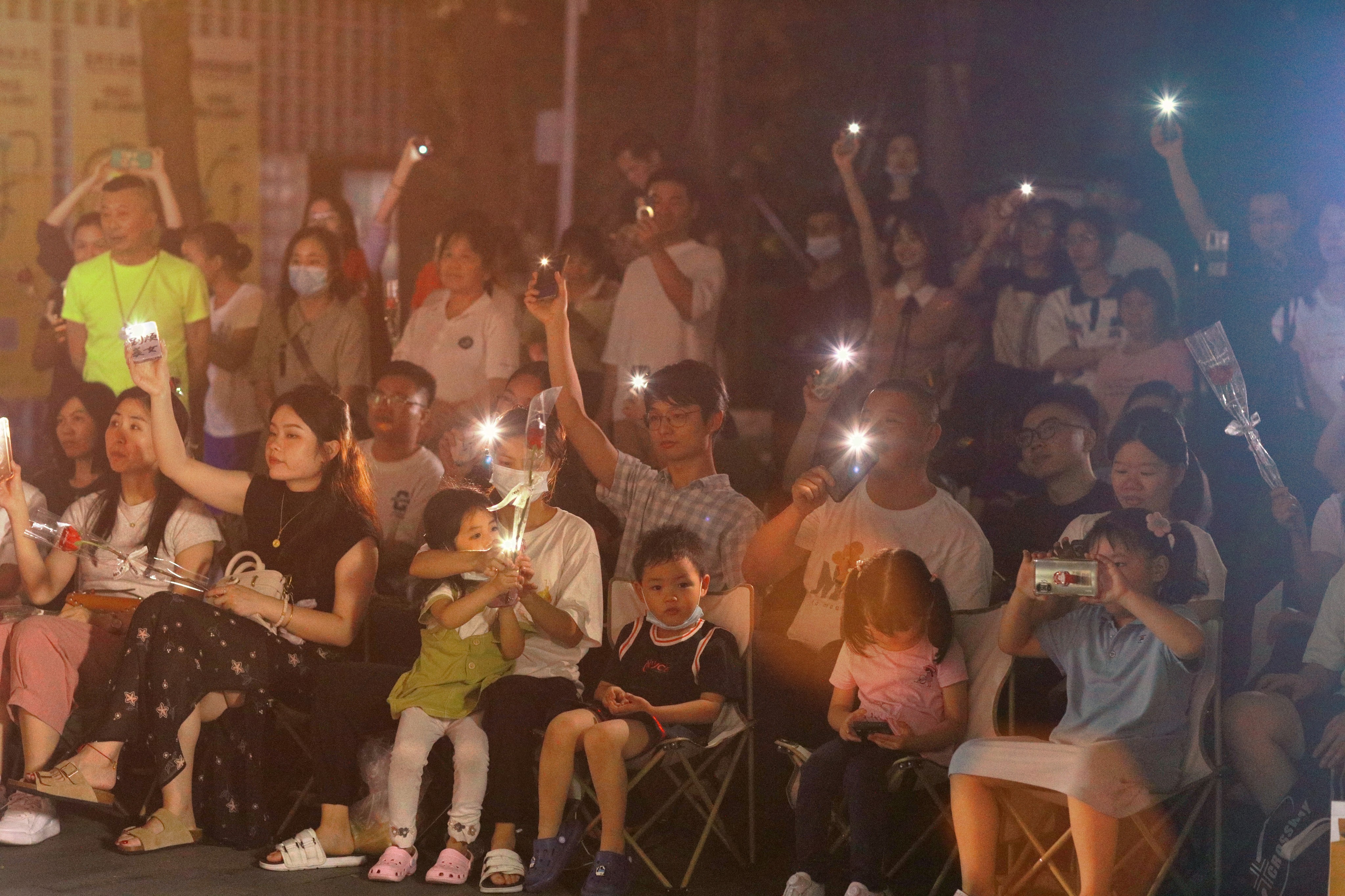 南山夜未央丨篮球“源力”拦不住，古城夜泛新乐声