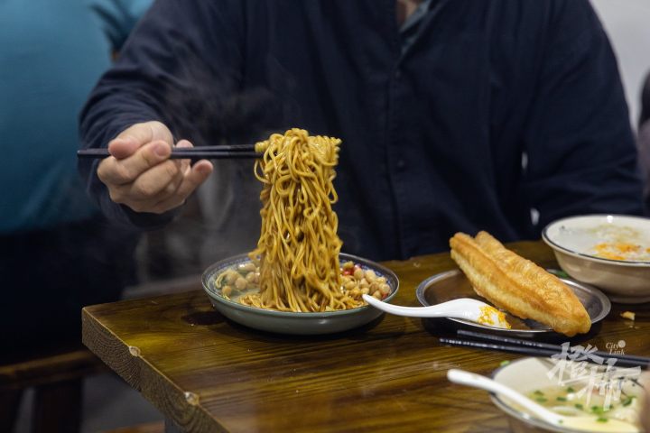 橙柿视觉丨杭州这家人均10元的烧饼油条店，凭什么能入选“米其林”？今早我们去探了探