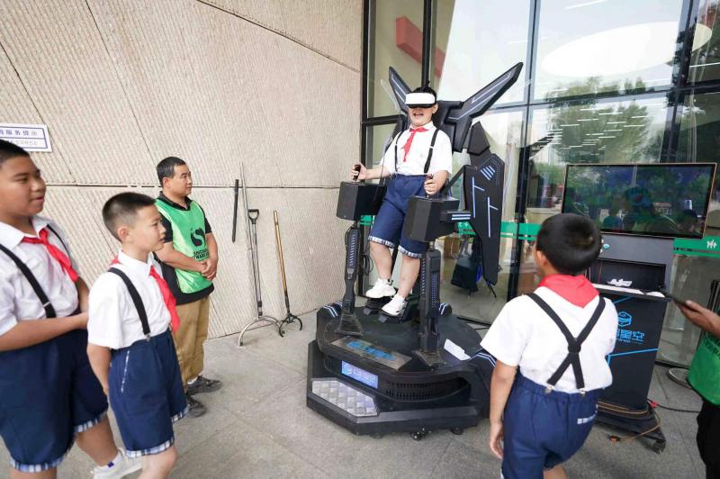 一年级小学生光荣加入少年先锋队,少先队入队游园