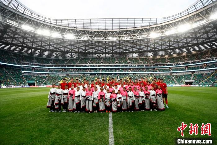 “新工体”首次!中超球员牵手藏族球童出场开赛