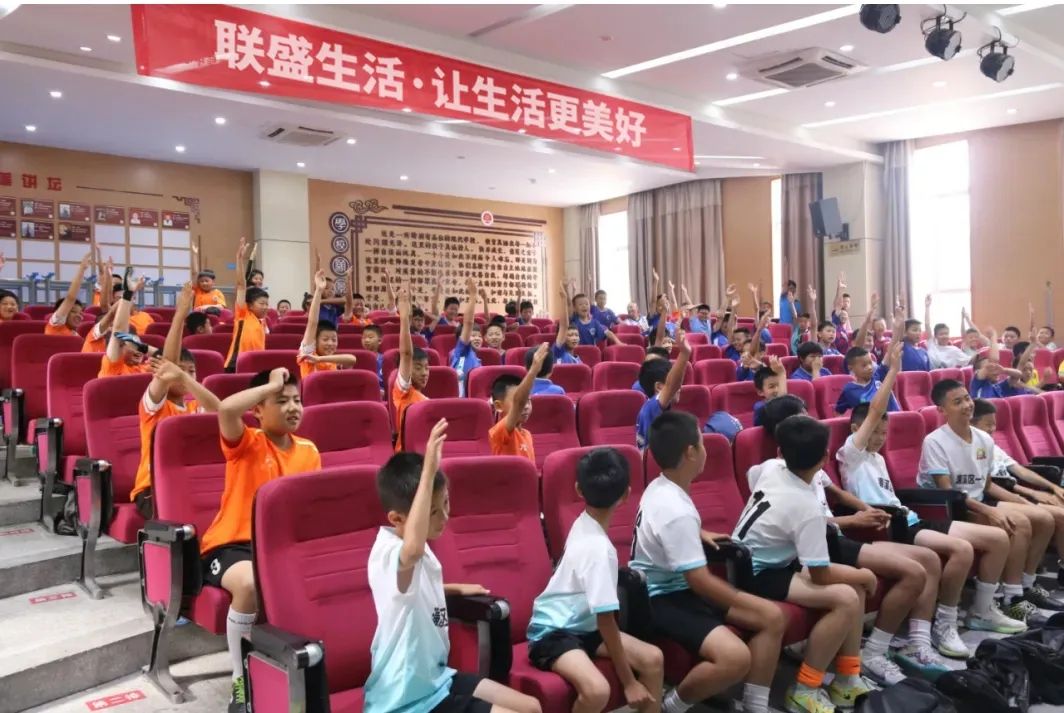 推动校园足球丰富校园生活,校园足球共同经历共同成长