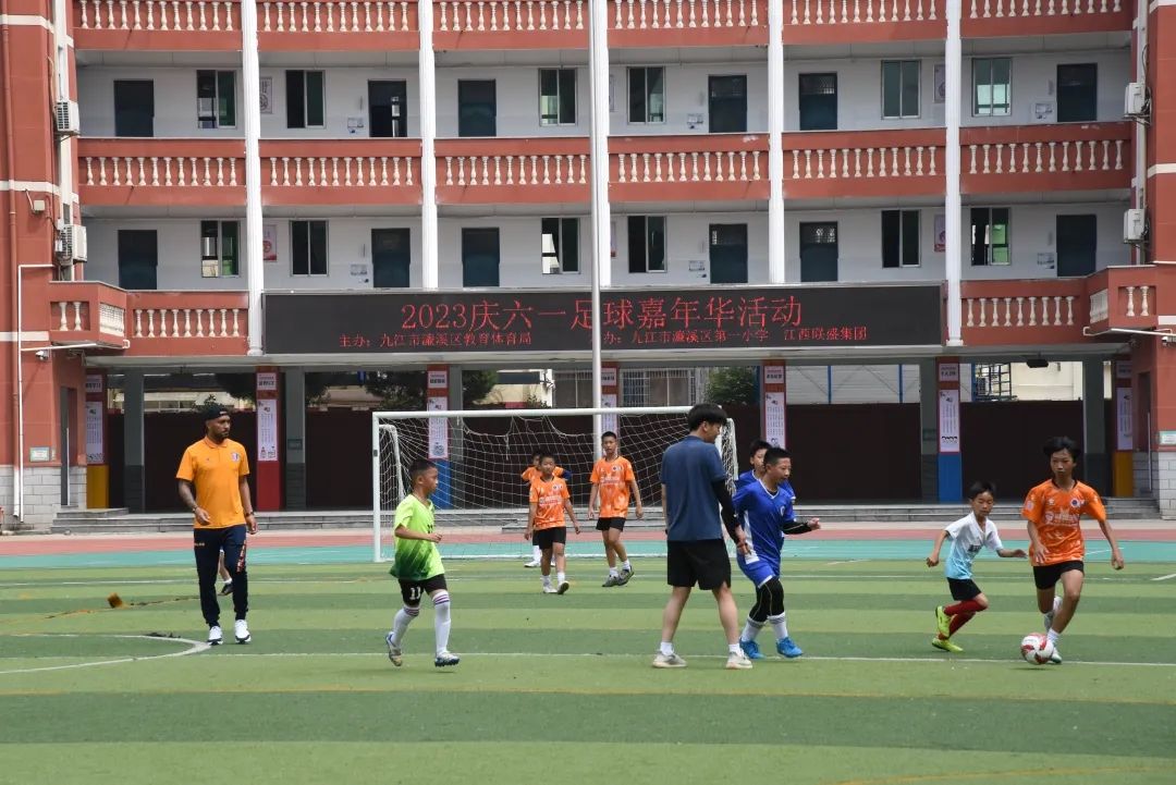 推动校园足球丰富校园生活,校园足球共同经历共同成长