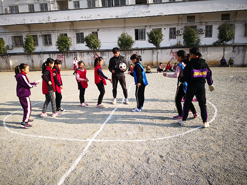 大山里爱足球的孩子们,大山深处热爱足球的孩子