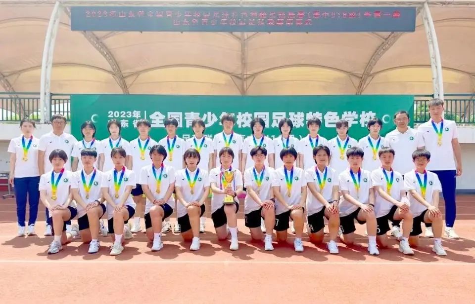 济南历城二中女足为国出征，“能踢能学”秘诀何在