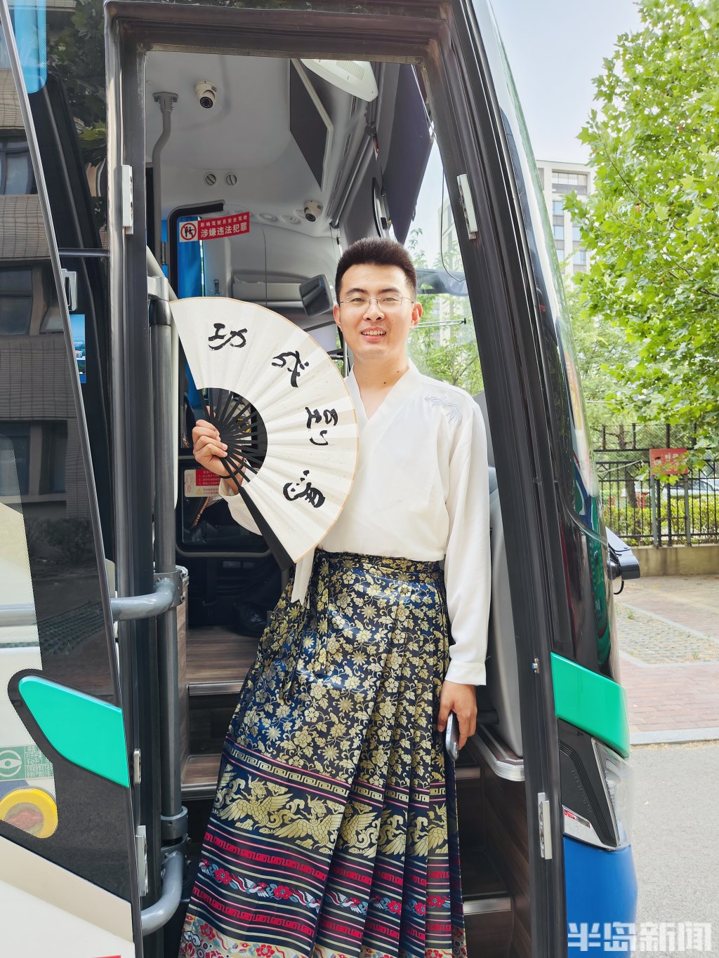 马面裙送考！记者深度还原即墨“宝藏老师”：经常带来“小惊喜”，喜欢用心调动学生积极性