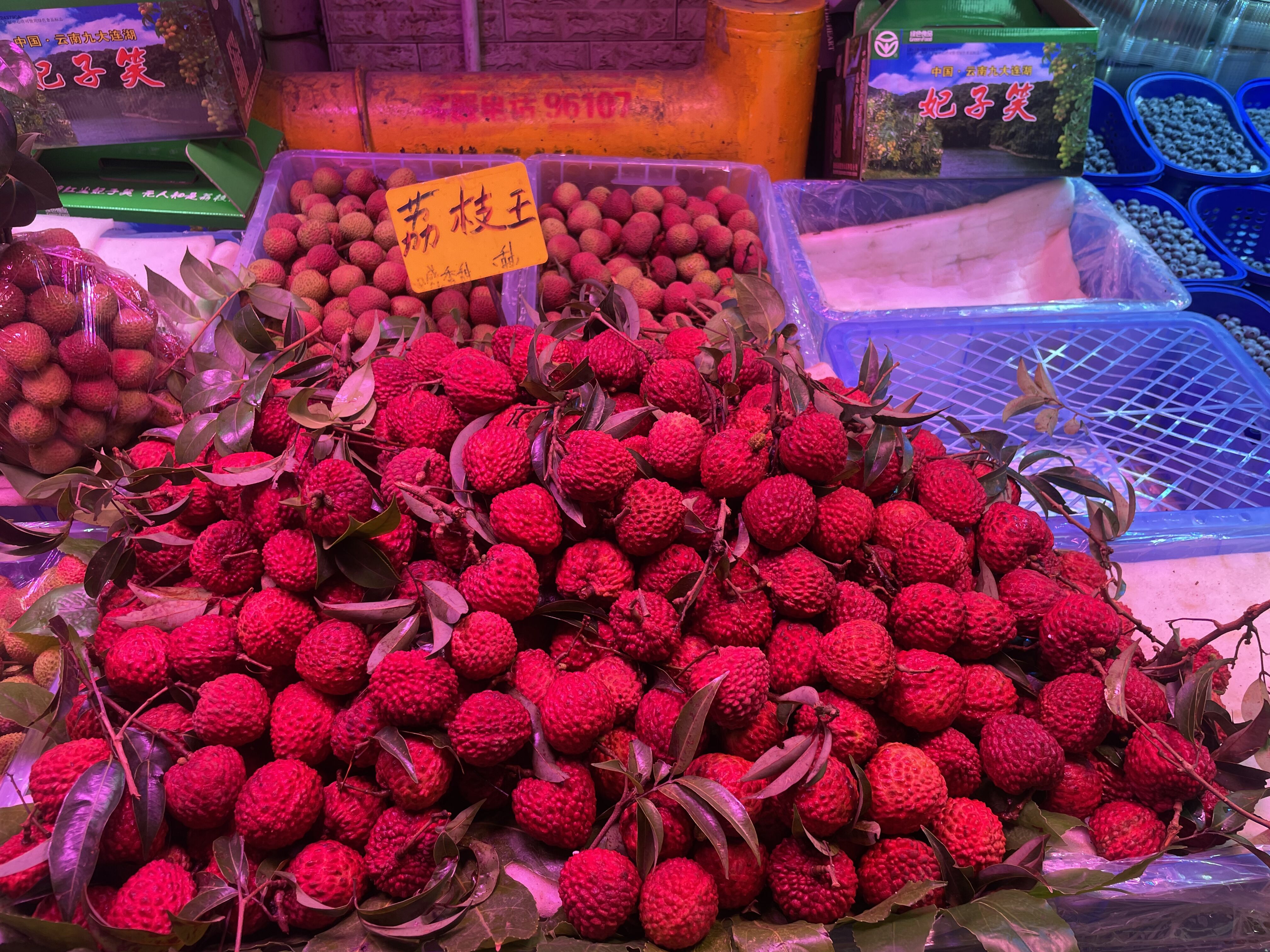 水果自由来了？昆明市场荔枝、桃、杨梅、山竹价格亲民