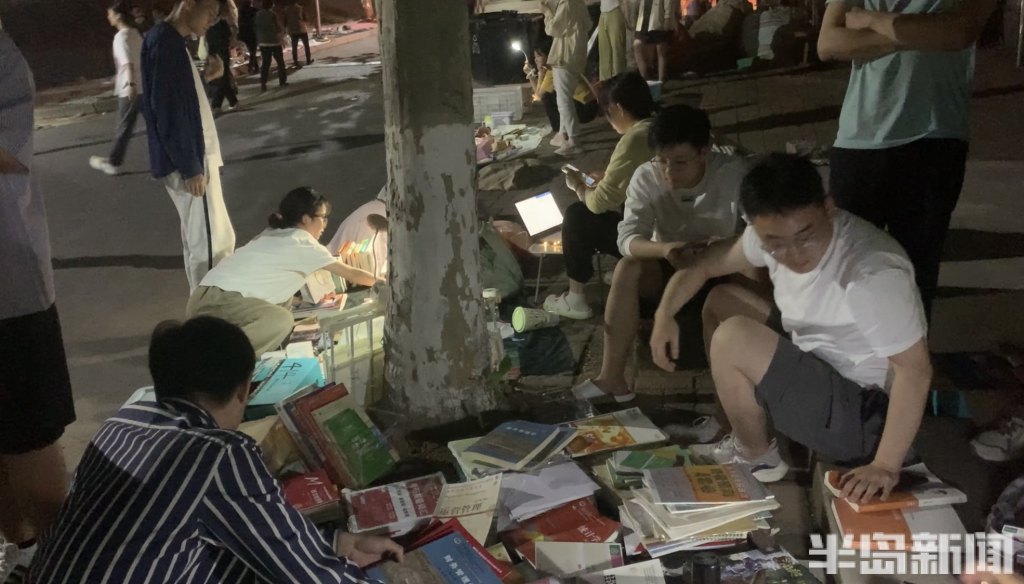 男生卖书和电子设备，女生卖日用品、化妆品……高校毕业“跳蚤市场”重启，把“带不走的青春”留给有缘人