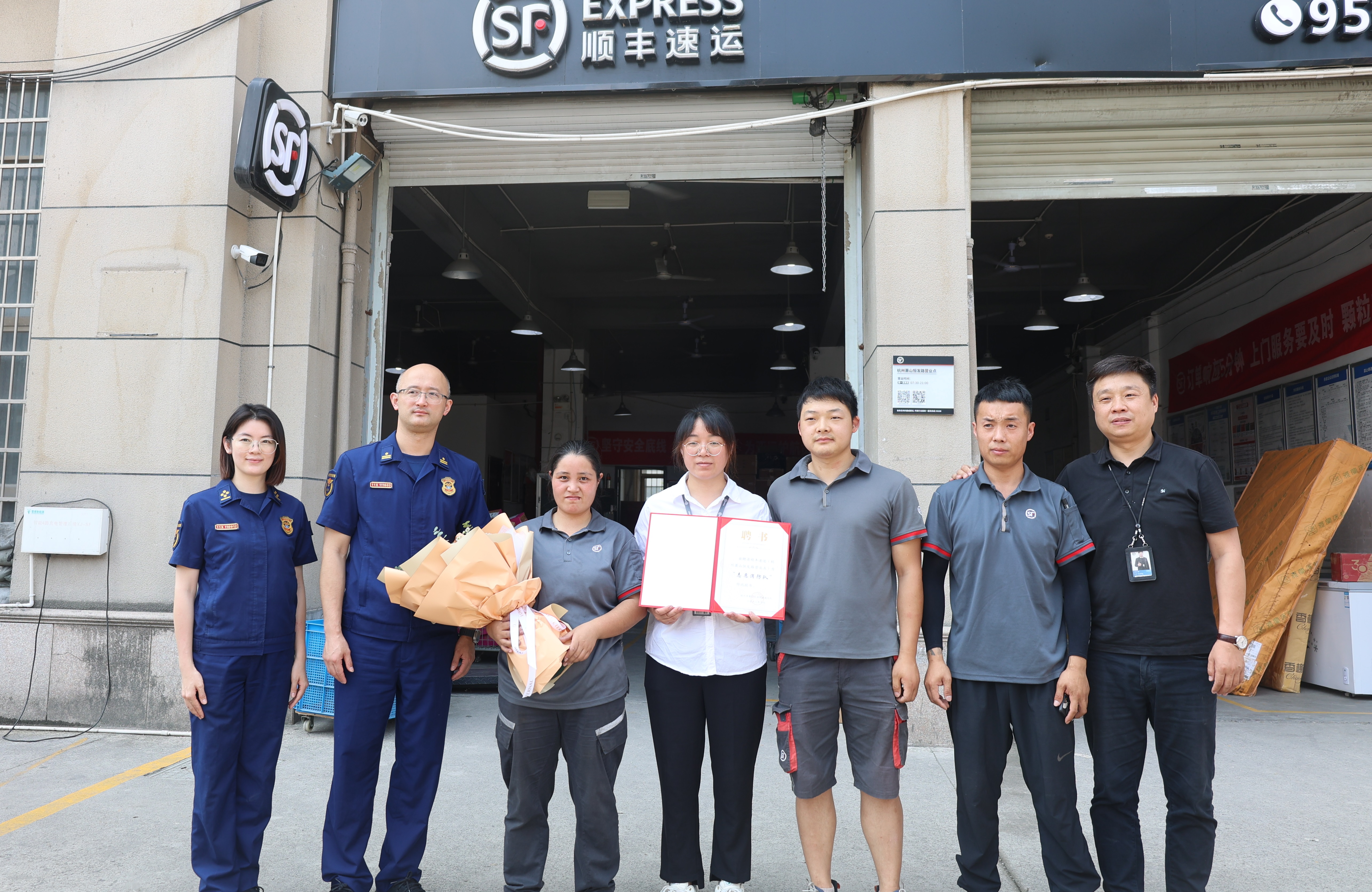 消防员上门表扬,全国网友点赞的“灭火侠”找到,是一群杭州的快递员