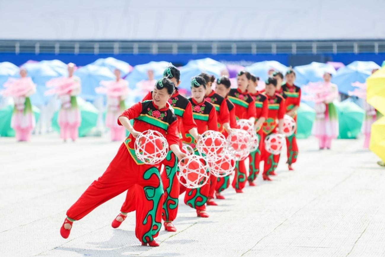 临平区区运会开幕式滚灯舞蹈,余杭临平人民广场表演