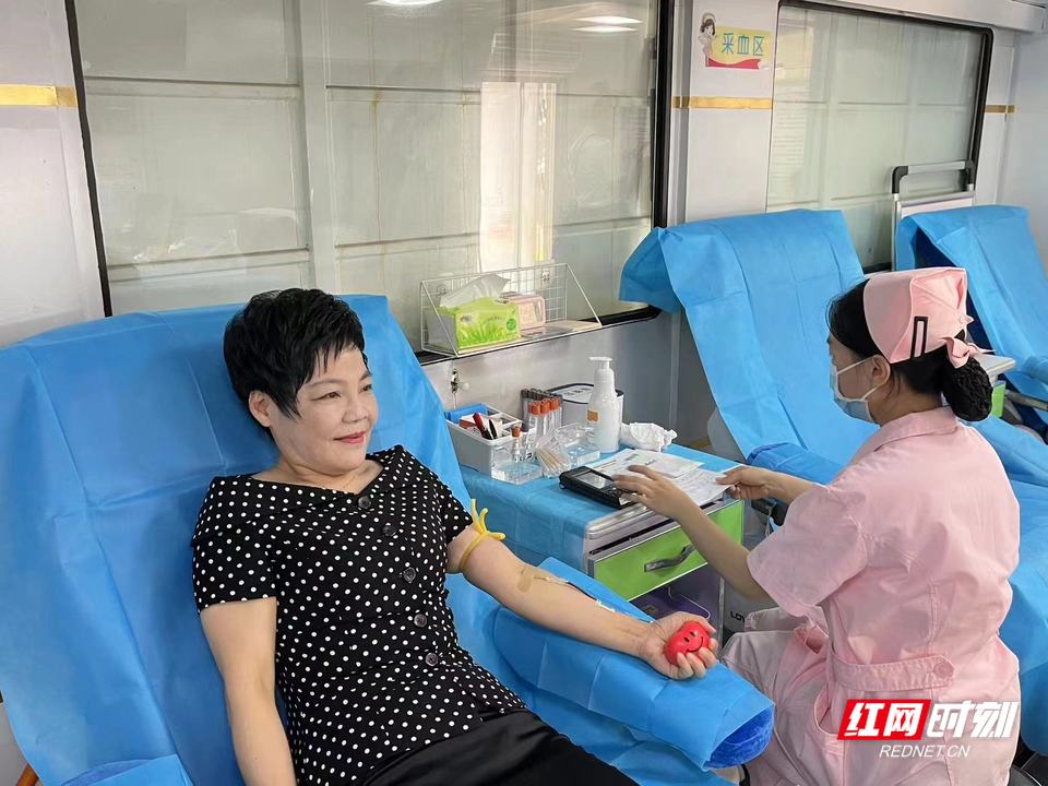 世界献血者日无偿献血让爱延续,热烈庆祝第十八个世界献血者日