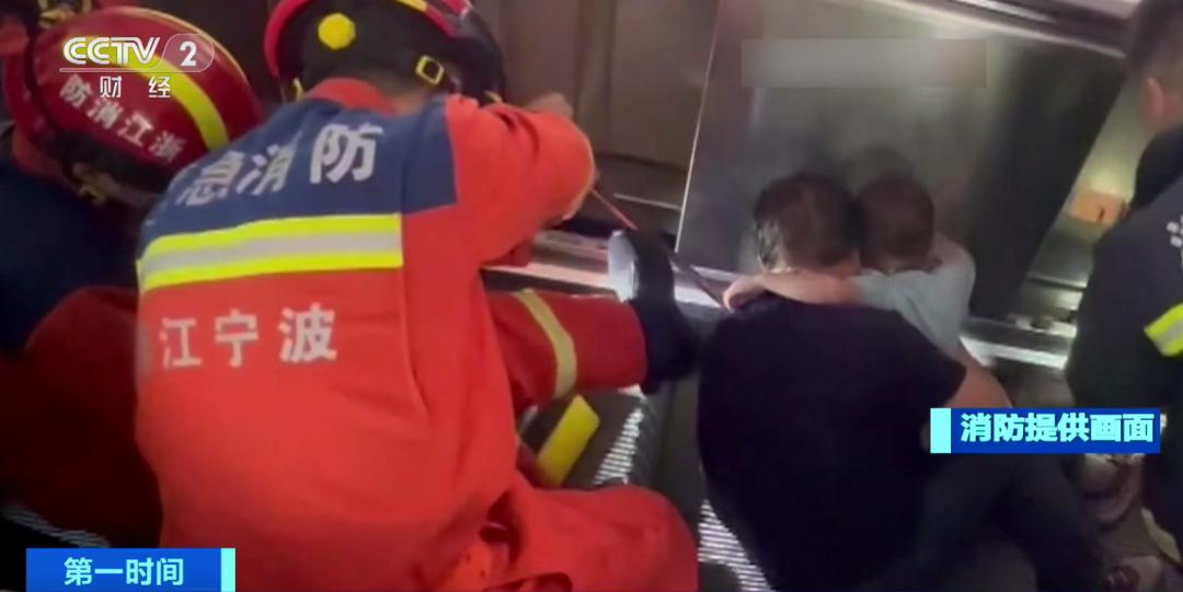 洞洞鞋更容易被卷入扶梯,儿童穿洞洞鞋乘坐扶梯有危险吗