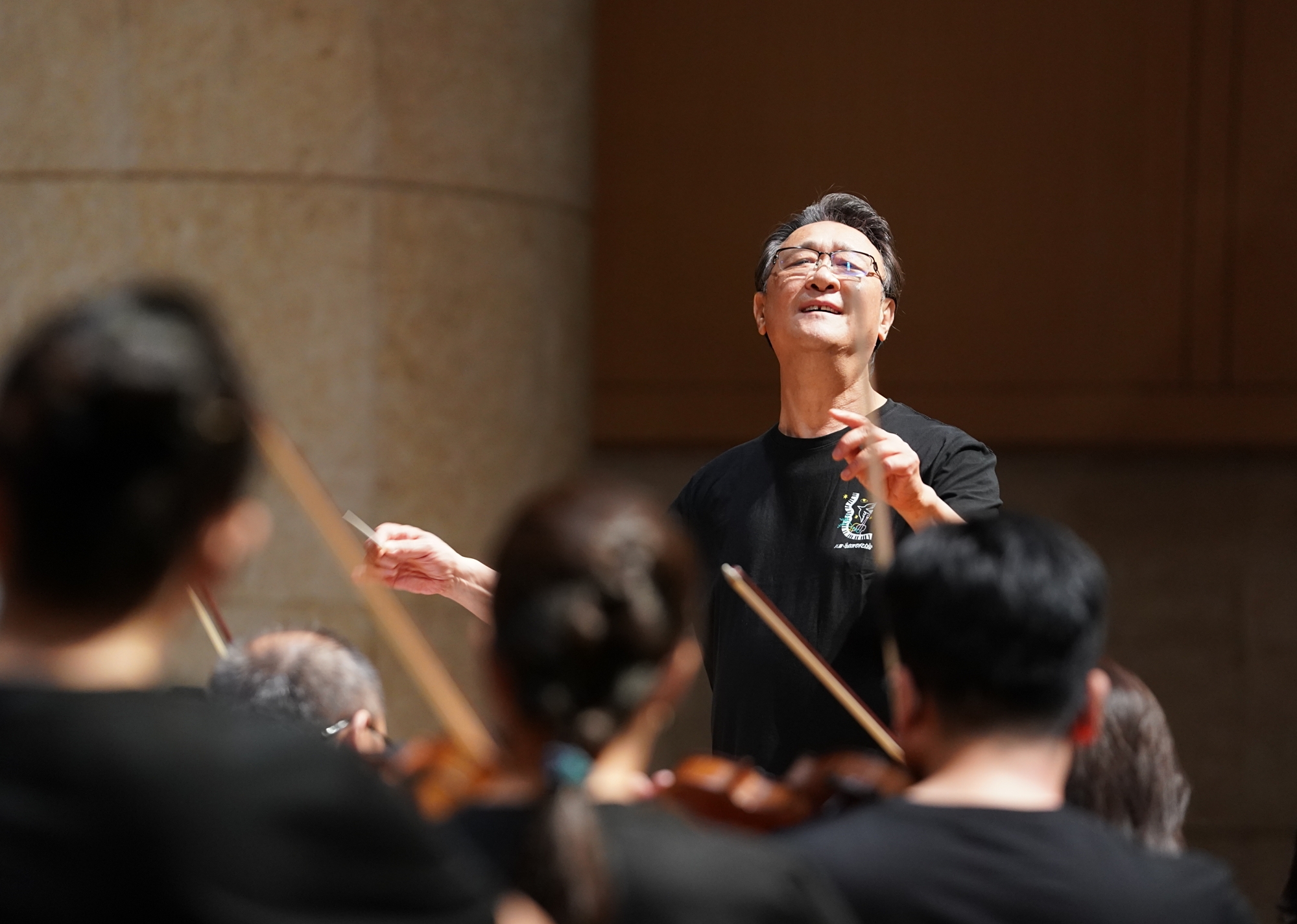 “打开艺术之门”30周年音乐中启幕，创始人谭利华希望50年时还能执棒！