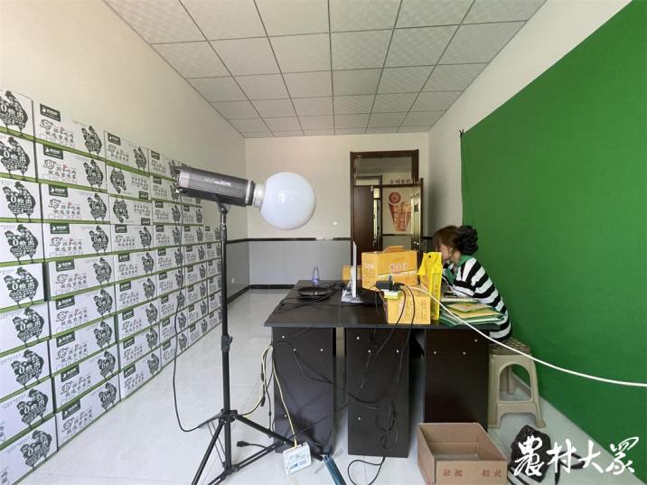 她们在乡镇当主播、卖特产，干劲儿十足