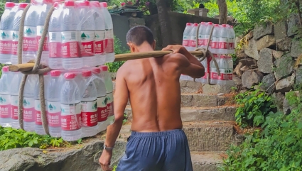 泰山科技学院东岳书院向山而行理论普及宣讲团采访泰山挑山工