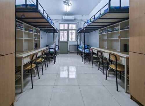 一个宿舍三个退役军人，剩下那位：“你感动吗？我不敢动！”