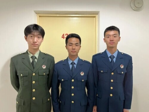 一个宿舍三个退役军人，剩下那位：“你感动吗？我不敢动！”