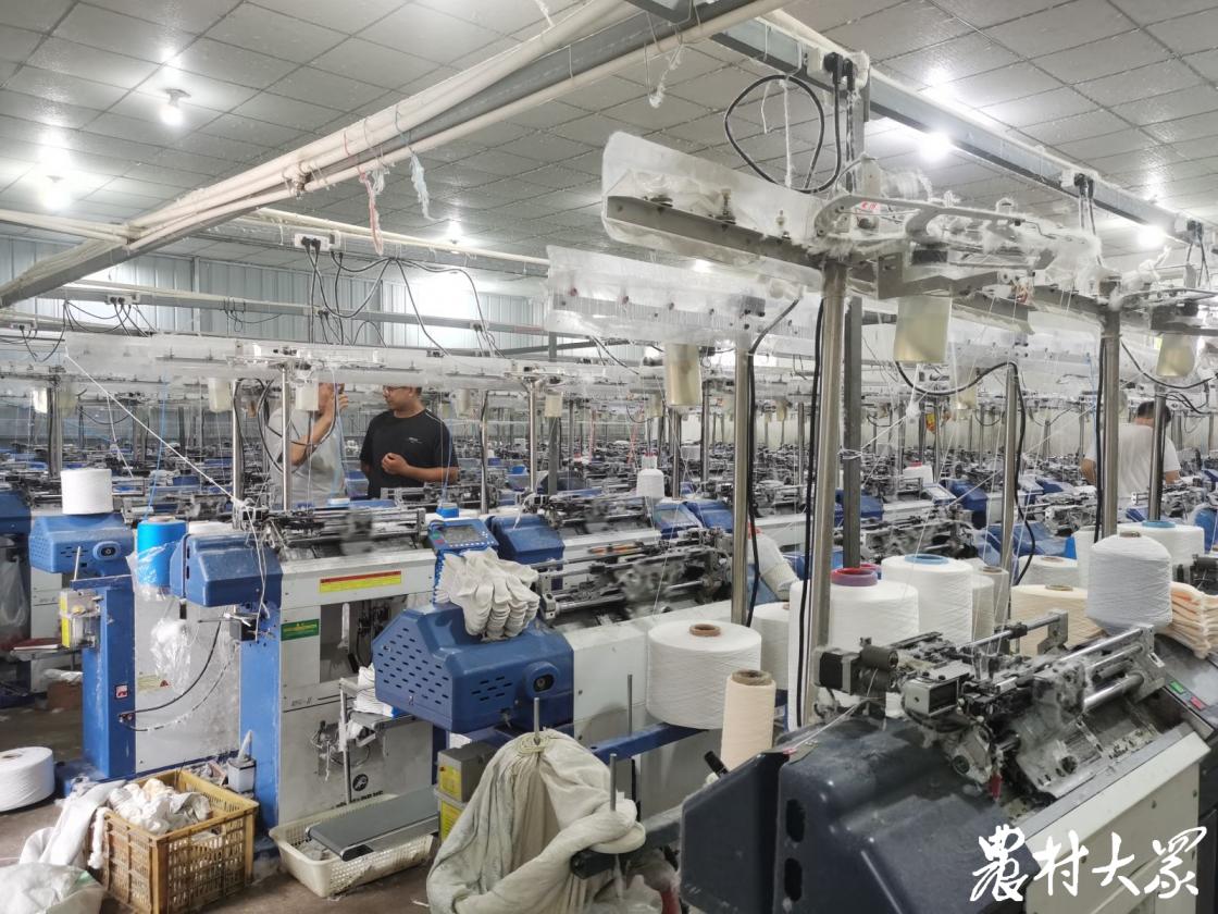 小镇上做手套的小作坊欠工资不给,村办小厂可家门口就业