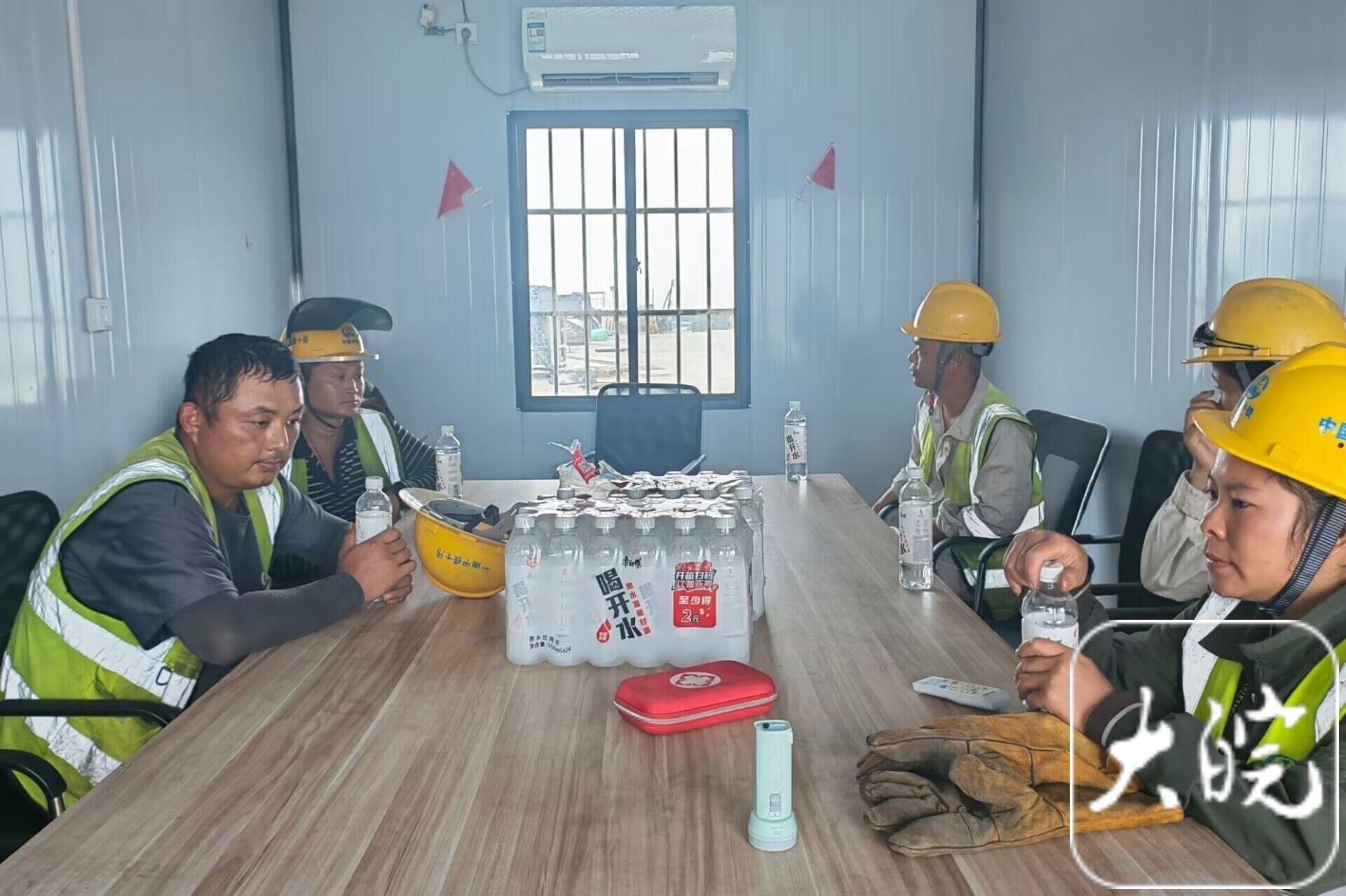 高温天气电焊工,高温下的电焊人