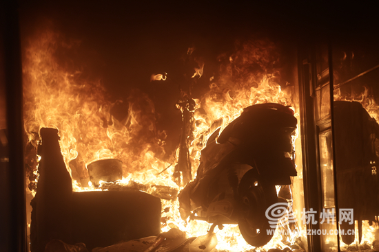 楼上电瓶车着火怎么处理,楼道电动车起火怎么逃生