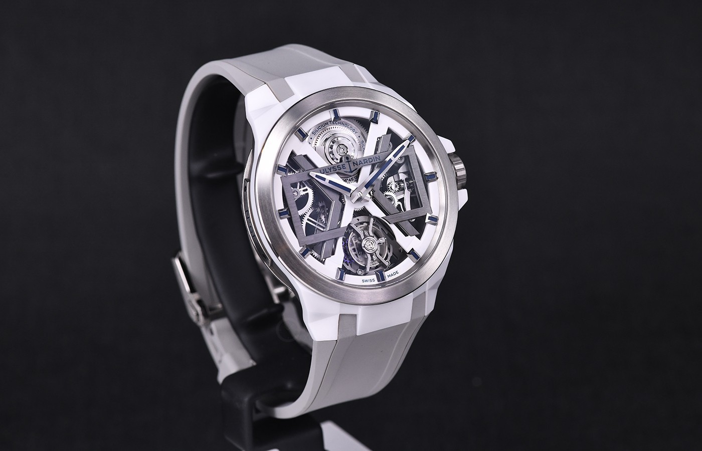 陶瓷手表和钢表的优缺点,质感很轻的陶瓷到底好不好