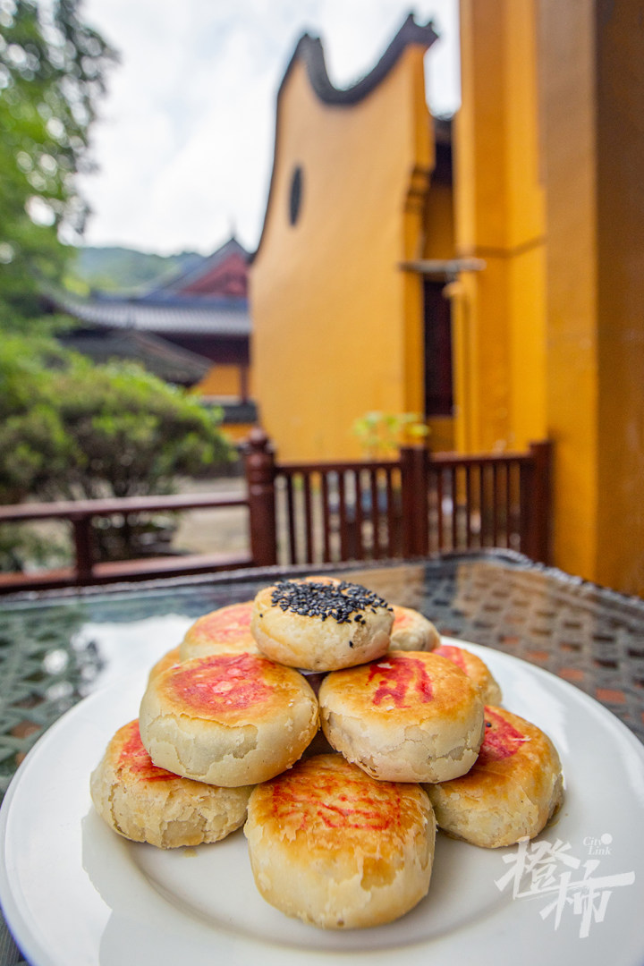 杭州各大寺庙“筒儿月饼”陆续开售!橙柿独家探访中天竺“月饼厨房”:吃货最惦记的素月饼是怎么做出来的?