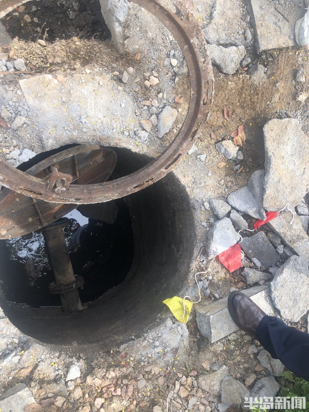 “油井”！小区自来水飘油花散油味，浸泡供水阀的“柴油”从何冒出？半岛记者实地探访